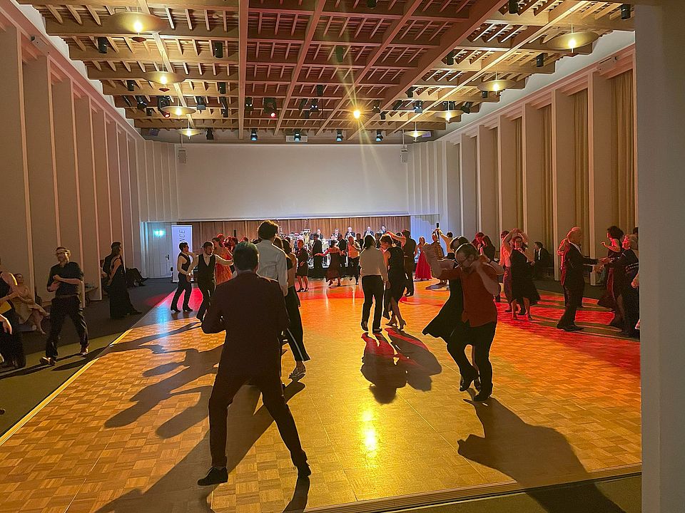 Uniball Tanzsaal